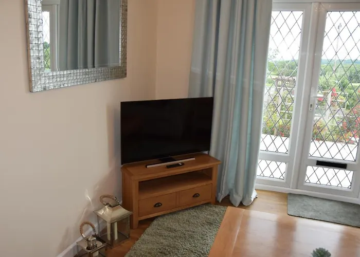 Immaculate Inviting Light And Airy 2-Bed Cottage