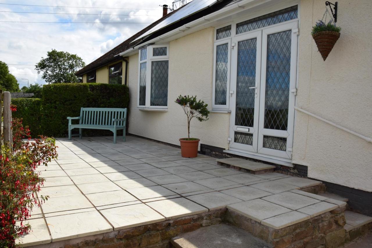 Immaculate Inviting Light And Airy 2-bed * Tibshelf