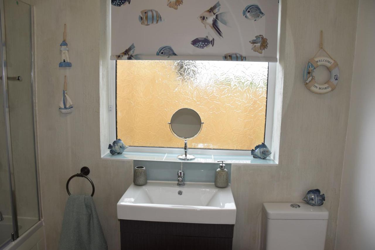 Immaculate Inviting Light And Airy 2-bed Tibshelf